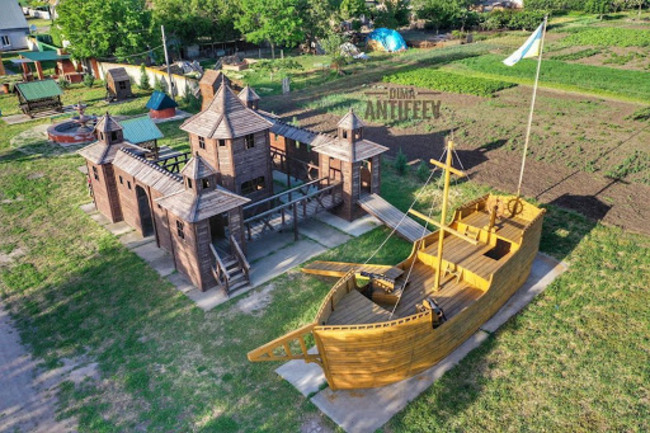 Фермер из Запорожской области построил потрясающую деревянную площадку для детей - фото