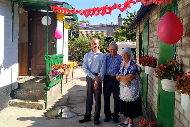 Владимир Квас с приемными родителями