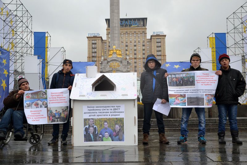 Акция в поддержку детей с инвалидностью на Майдане Незалежности в Киеве