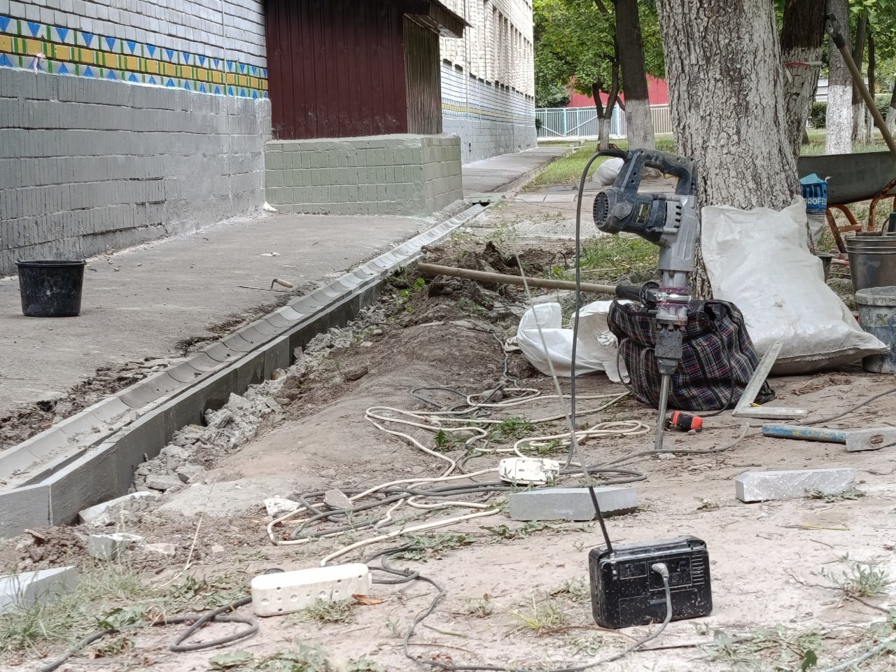 Не можемо зупинити війну. Але можемо створити дітям гідні умови в укритті
