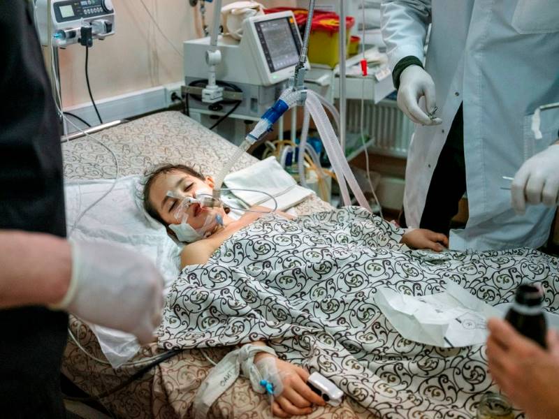 Милена, 11 лет, в реанимационном отделении детской больницы в Запорожье.