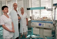 Инкубатор для новорожденных и пульсоксиметр переданы в отделение реанимации новорожденных ЗГДБ №5