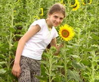 12-летняя Настя Сизоненко в любой момент может погибнуть от кровотечения. Помочь девочке может обследование и лечение в Германии