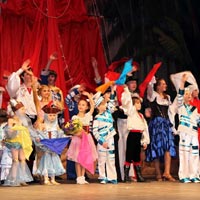 Фоторепортаж: Мюзикл «Легенда об алых парусах» подарил радость сотням запорожских детей и помог туристической программе фонда