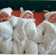 Фотофакт: в семье запорожских военнослужащих родилась тройня мальчиков-близнецов