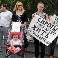 Симферопольские сироты просят многодетного мэра не селить их в 