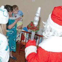 Фотофакт: в детскую больницу Запорожья пришли Дед Мороз со Снегурочкой