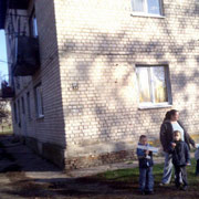 На грани выживания: в квартире запорожской многодетной семьи 26 лет течет крыша, отопления и газа тоже нет