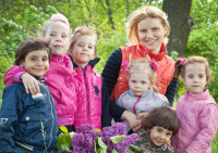 A tender foster mother from Odessa and her 11 children with different diagnoses need your help! 