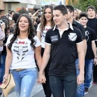 В Сербии выпускники вместо покупки нарядов отдали деньги больным детям и праздновали в футболках