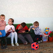 Фоторепортаж: в запорожском садике живут дети, которые воспринимают мир лишь на слух и наощупь