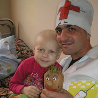 Доктор-клоун лечит рак у детей смехом