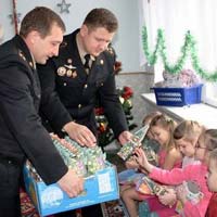 Репортаж: запорожские спасатели поздравили детей с Днем Св.Николая