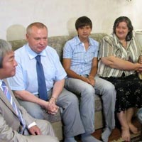 Запорожский мэр и губернатор взяли шефство над приемной семьей
